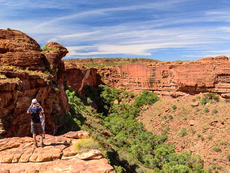 Touristes au bord des falaises ocres de Kings Canyon en Australie