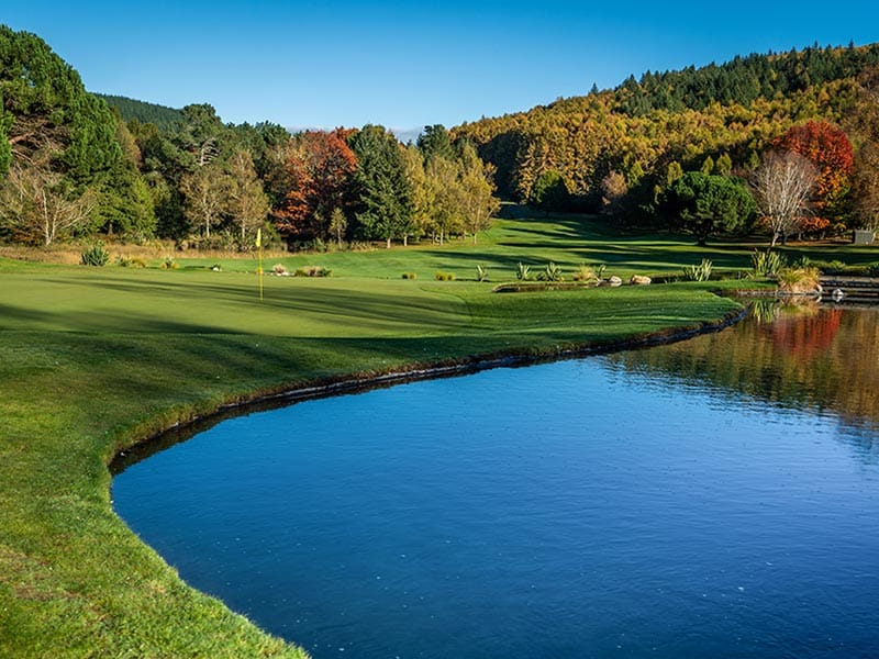 Etang sur un parcours de golf en Nouvelle-Zélande