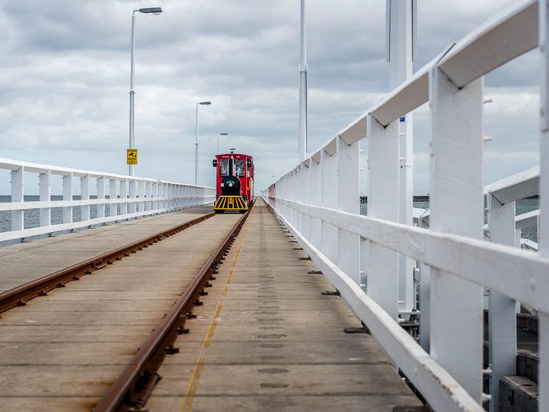 Petit train touristique sur la longue jetée de Busselton près de Perth en Australie