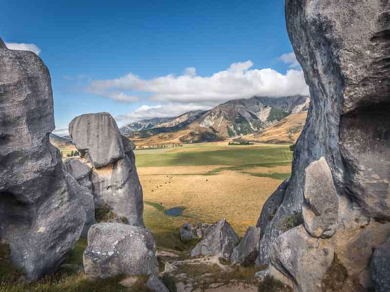 Blocs de gros rochers au-dessus d'une prairie en Nouvelle-Zélande