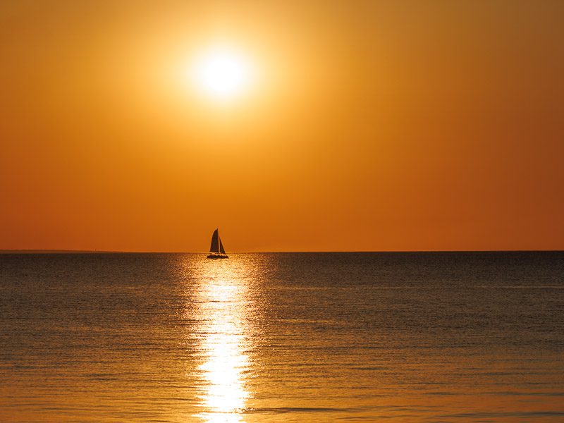 Voilier au coucher de soleil près de Darwin en Australie