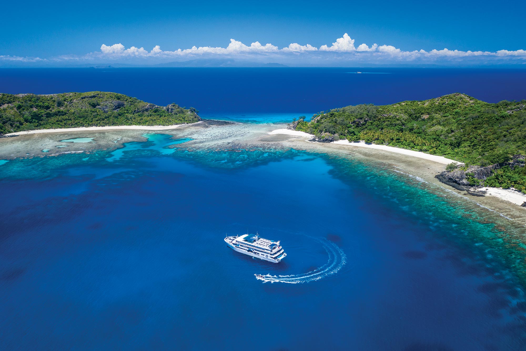 Vue aérienne d'un bateau de croisière dans un lagon des îles Fidji