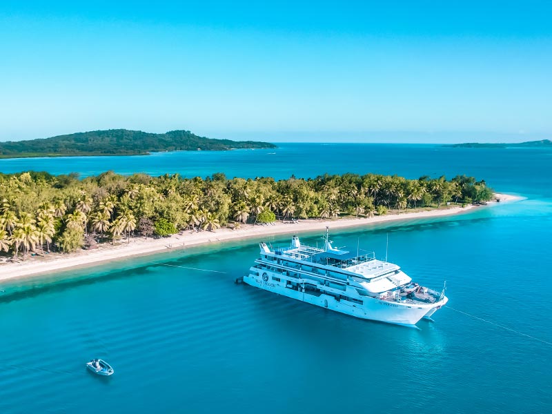 Vue aérienne d'un bateau de croisière dans un lagon des îles Fidji