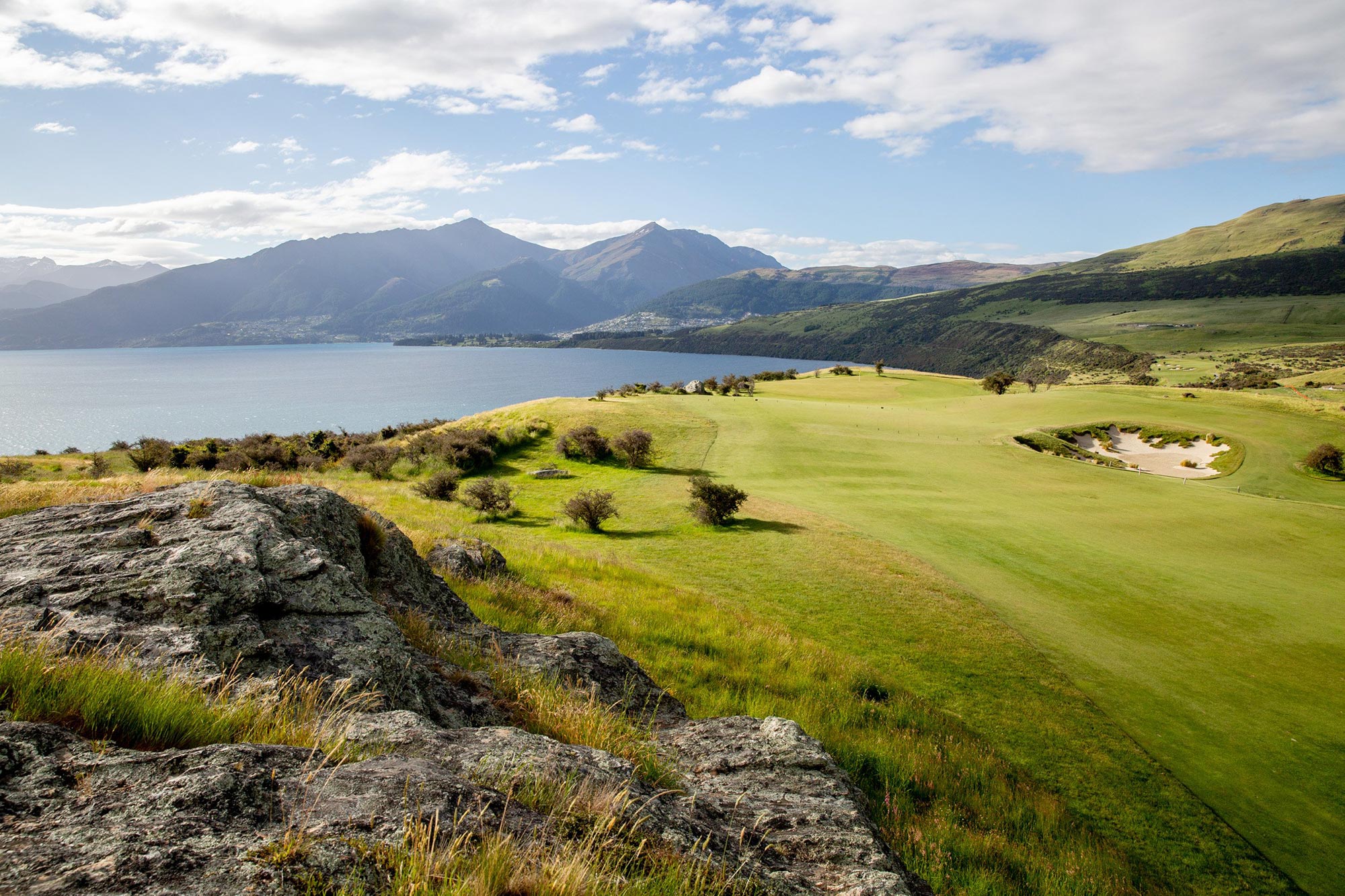 Vue sur un golf au bord du lac Wakatipu en Nouvelle-Zélande