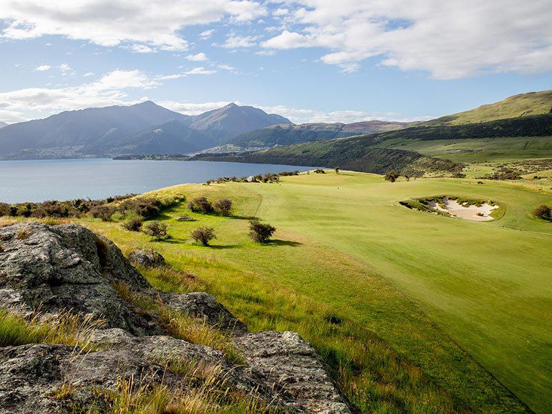 Vue sur un golf au bord du lac Wakatipu en Nouvelle-Zélande