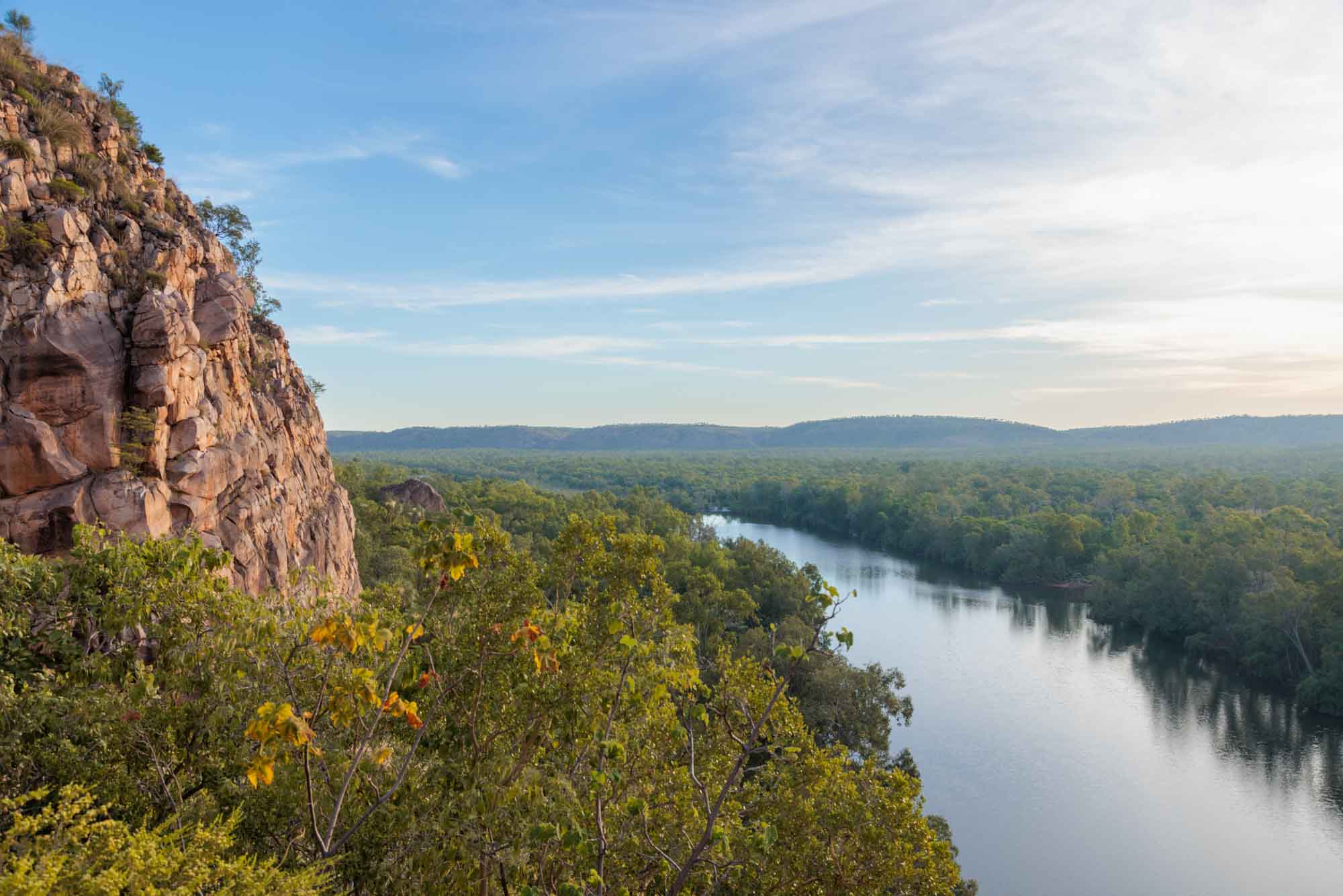 Vue d'une rivière au pied de falaise roses dans les Katherine Gorges en Australie