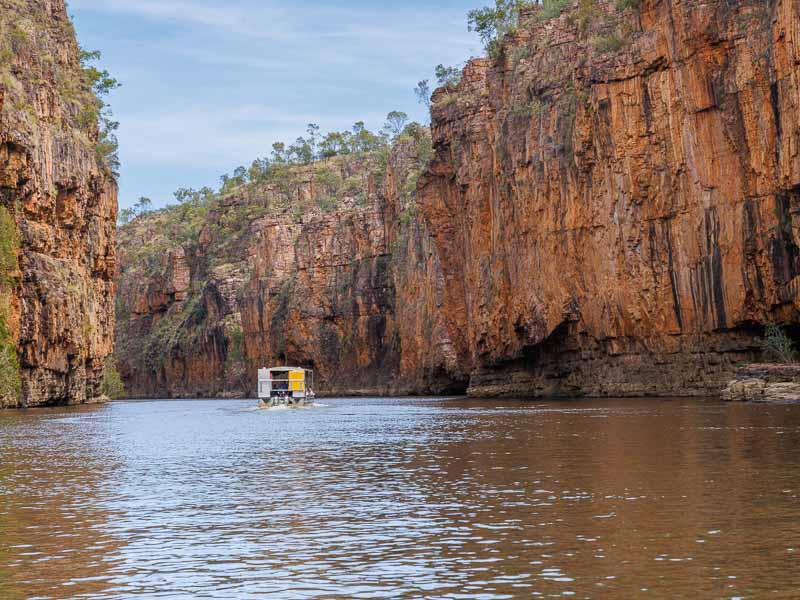 Un petit bateau sur une rivière dans les Katherine Gorges en Australie