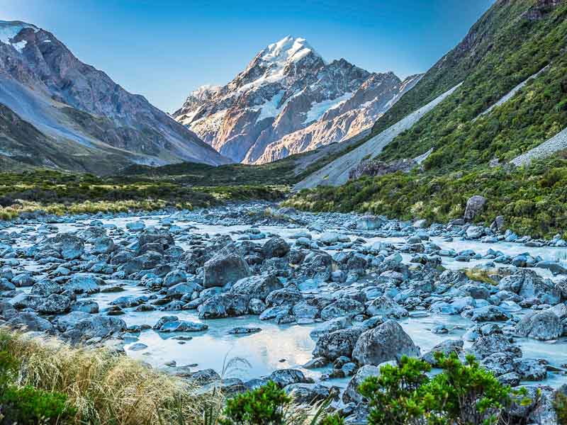 Rivière au pied enneigé du mont Cook en Nouvelle-Zélande