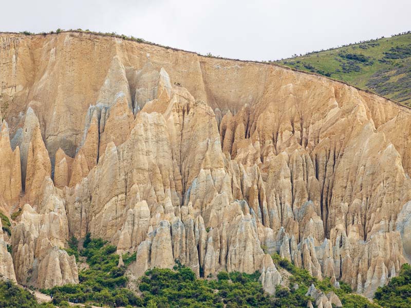 Cheminées de fée dans un falaise du Canterbury en Nouvelle-Zélande