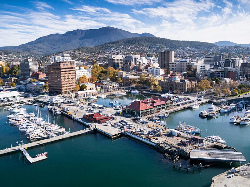 Vue sur le port et la baie d'Hobart en Tasmanie, Australie