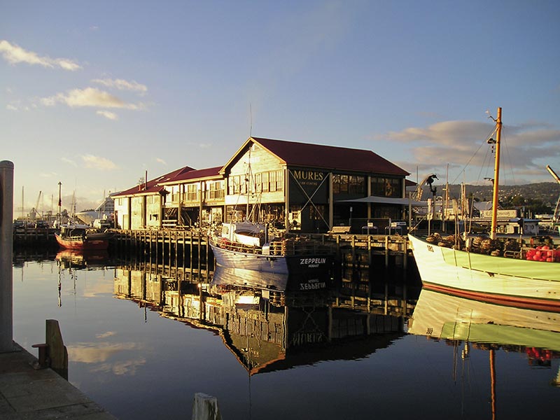 Vue sur le vieux port aménagé d'Hobart en Tasmanie, Australie