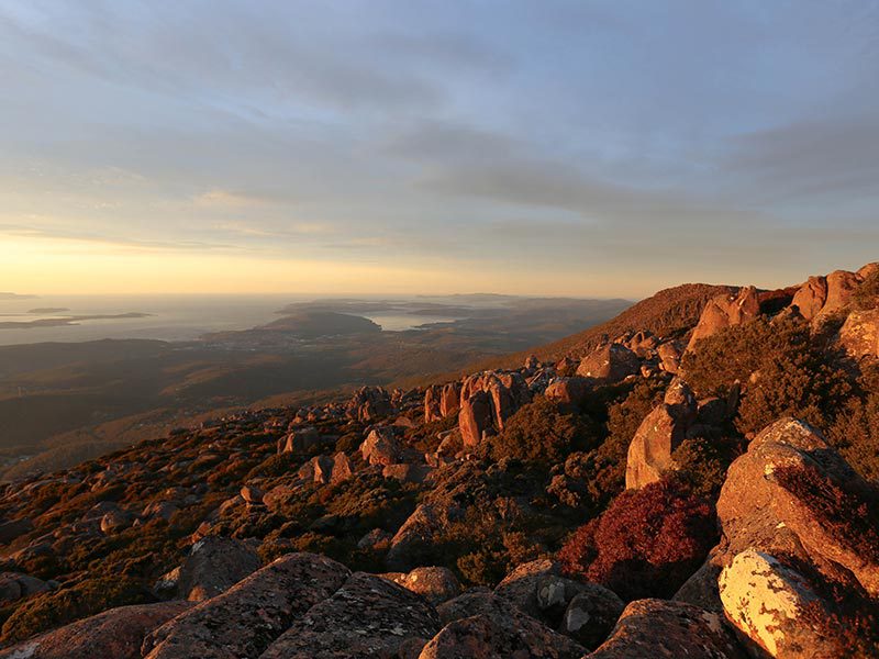 Vue sur la baie d'Hobart depuis le mont Wellington au coucher du soleil en Tasmanie, Australie