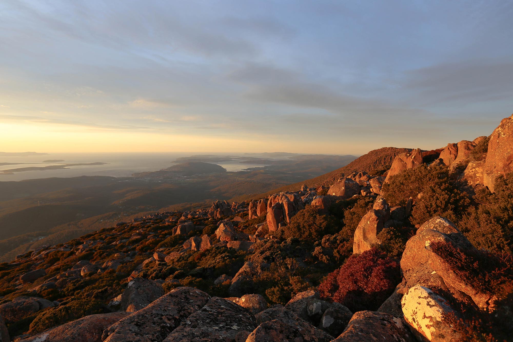 Vue sur la baie d'Hobart depuis le mont Wellington au coucher du soleil en Tasmanie, Australie