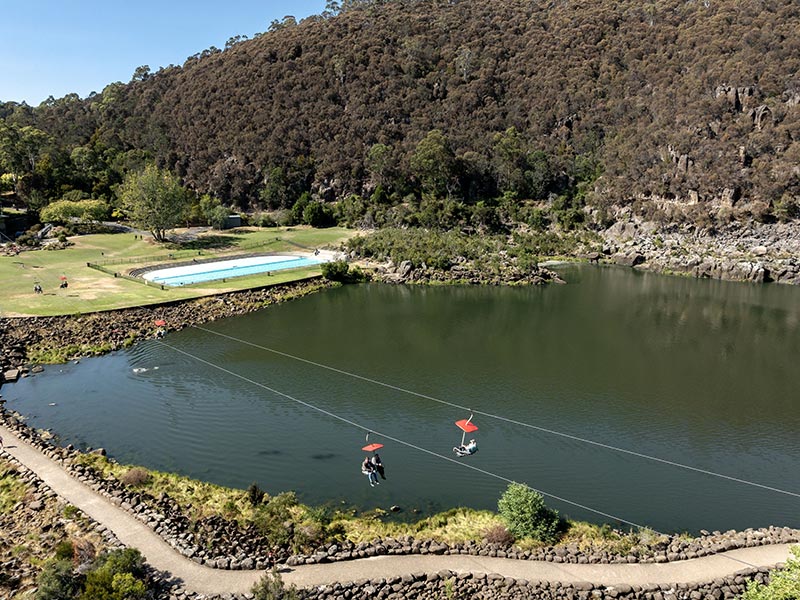 Lac survolé par des télésièges à Launceston en Tasmanie, Australie