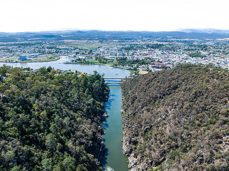 Vue aérienne de Launceston et de sa rivière en Tasmanie, Australie