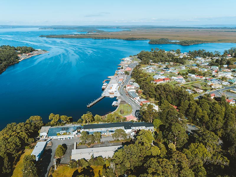 Vue aérienne de la baie de Strahan en Tasmanie, Australie