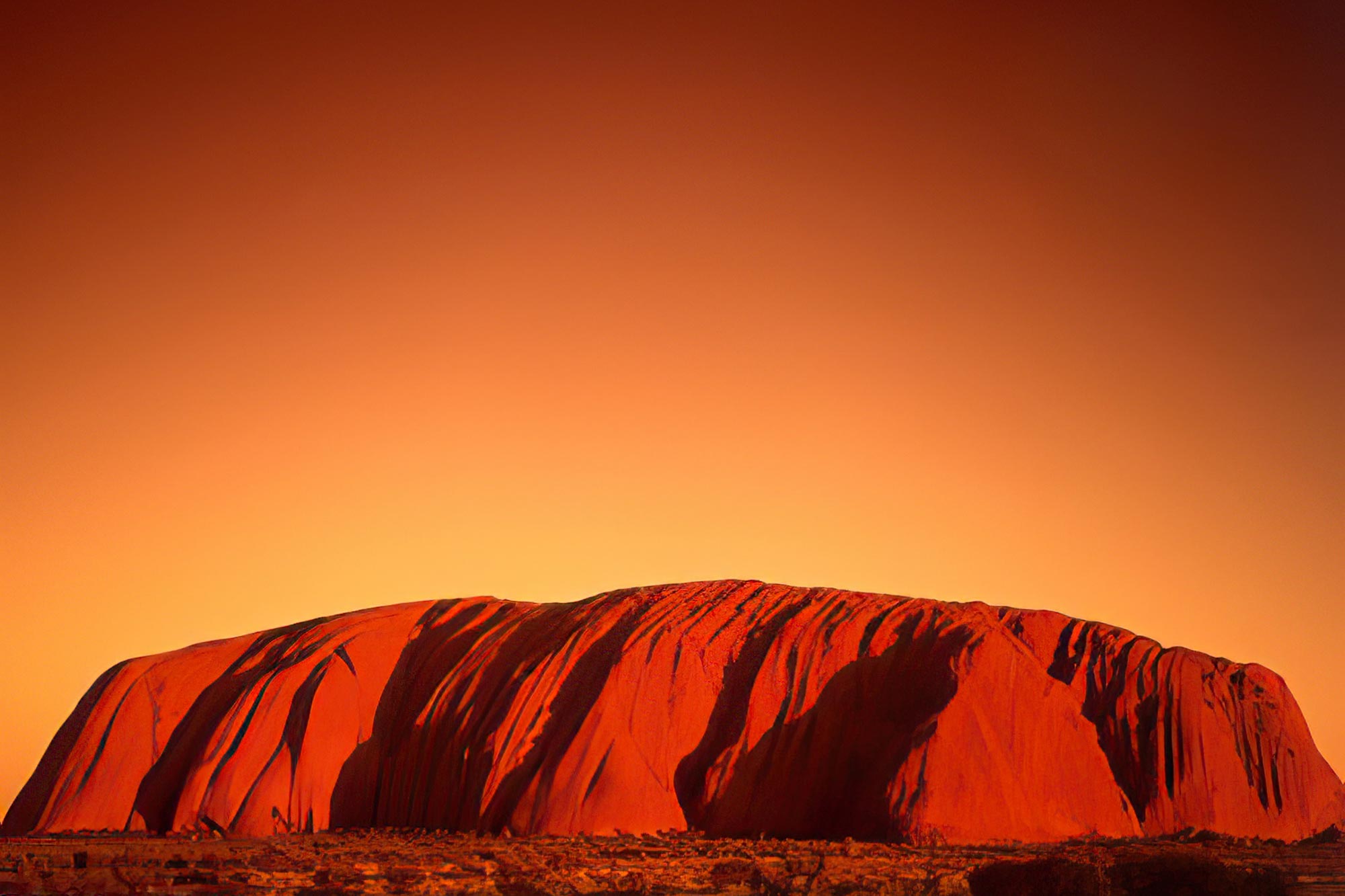 Uluru, (Ayers Rocck) au coucher du soleil en Australie