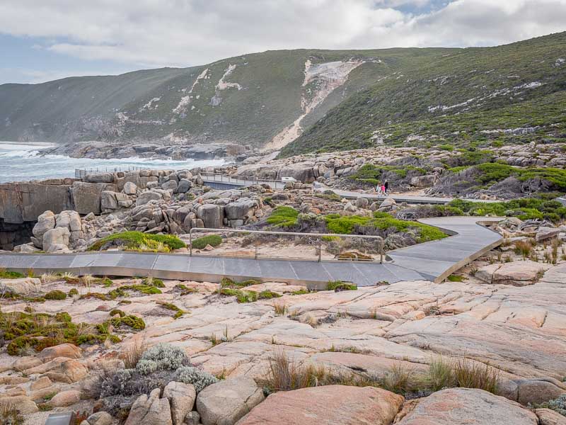 sentier sur une côte rocheuse près d'Albany en Australie