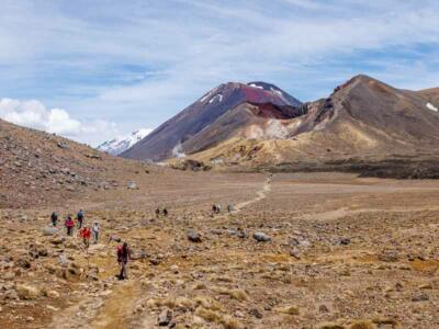 Randonneurs sur le Tongariro Alpine Crossing en Nouvelle-Zélande