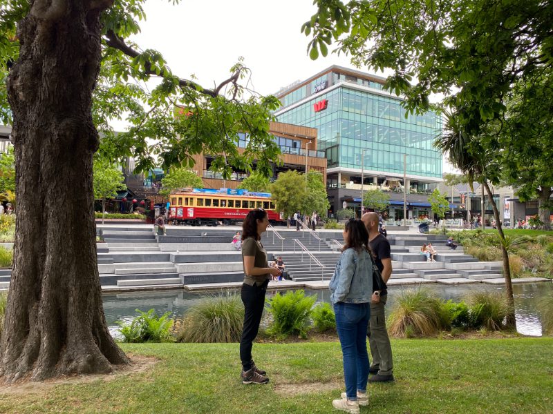 Guide devant le Riverside Market, Christchurch