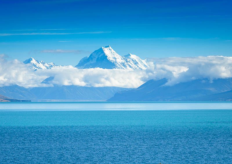 Le mont Cook au bord du lac turquoise Pukaki en Nouvelle-Zélande