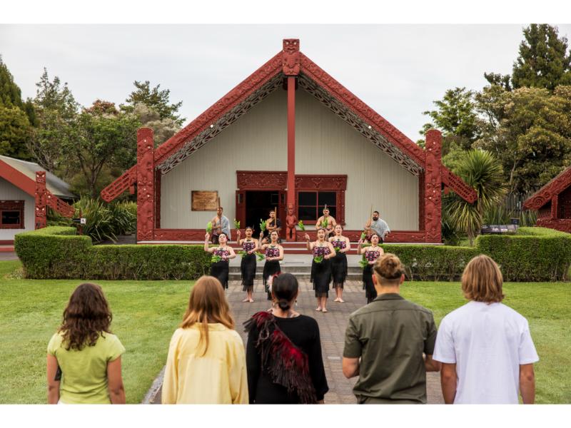 Maoris faisant un pohiri à Te Puia